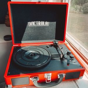 VICTROLA RECORD PLAYER